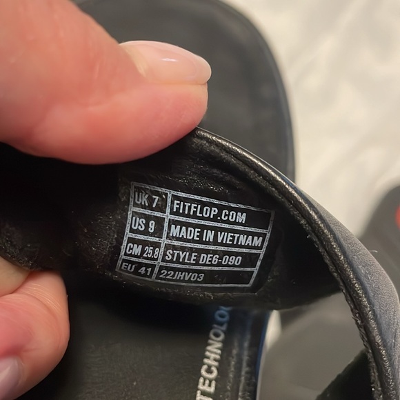 Fitflop Gracie black leather toe post sandal with adjustable buckle. BRAND NEW - Picture 3 of 3